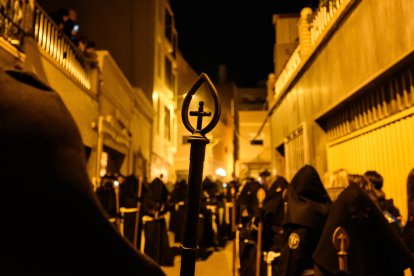 Vía-Crucis Penitencial de Silencio del Santo Cristo de Perdón en la noche del Martes Santo en Almería.
