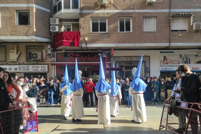 La cruz de guía del Amor sale a la calle.