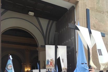 El característico viacrucis del Amor abre el cortejo.