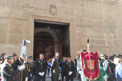 Los bomberos de la ciudad, escoltando al Cristo del Amor.