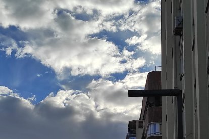 La cofradía del Amor, recorriendo las calles de Almería en la tarde del Martes Santo.