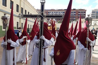 La cruz de guía, aún en el patio del colegio La Salle.