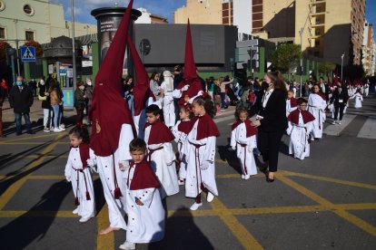 Es la cantera de la Semana Santa: los pequeños aguantaron durante horas bajo la atenta mirada de los cofrades de apoyo.