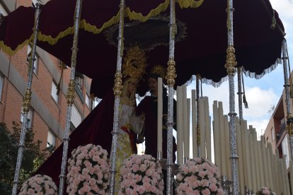 La Virgen salió en olor de multitudes desde el patio del colegio de La Salle.