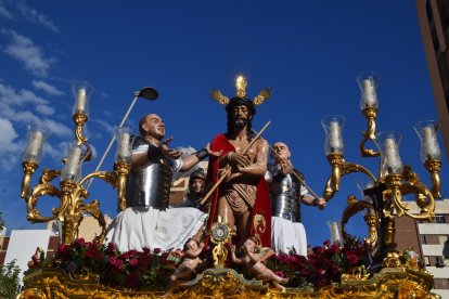 La imagen de Jesús de Humildad y Paciencia con los dos romanos por las calles de la ciudad.