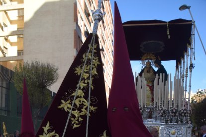 José Manuel Soriano, uno de los impulsores de la hermandad portando el estandarte, muy cerca de su Virgen.