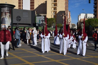 La cruz parroquial, cruzando la Rambla.