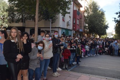 Centenares de vecinos de Los Molinos se desplazaron al centro para seguir la procesión.