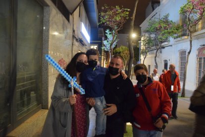 Emilio García y Rocío Roca, con el pequeño Emilio que procesionó con Pasión, y Javier, de regreso a casa.