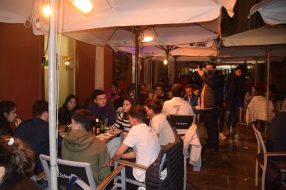 La terraza de La Bambalina a espaldas de antiguos Correos a tope, a la vez que pasaba Pasión; al fondo Alejandro, su propietario