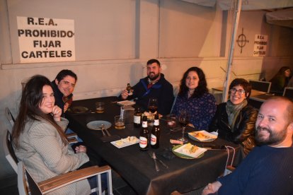 Merche, rodeada de unos amigos disfrutando de la noche y de unas tapas.