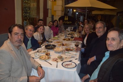 María Beltrán celebrando su cumpleaños en la terraza de la Taberna Entrefinos