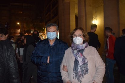 José Ramón Sogorb \'El Alicantino\' de Vera con su esposa en San Pedro viendo procesiones.