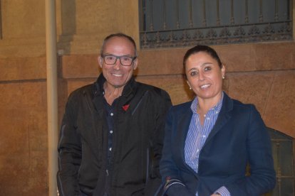 María José Alcaide y su esposo Jesús Sánchez, siguiendo los desfiles procesionales en el centro.