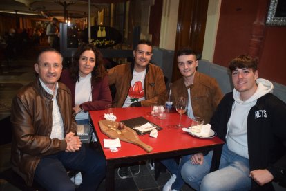 Francisco Luis Carrillo, esposa e hijos, en la terraza de Entrefinos. Son de Albox y estaban en la ciudad viendo procesiones.