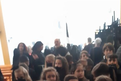 Niños preparados para emprender el desfile procesional.