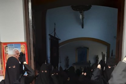 Nazarenos en la calle.