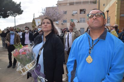 Una camarera de la hermandad de la Virgen del Carmen hizo una ofrenda floral al Cristo del Mar.