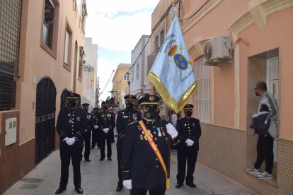 Joaquín Socía abanderando la representación de los reales Tercios de España Gran Capitán.