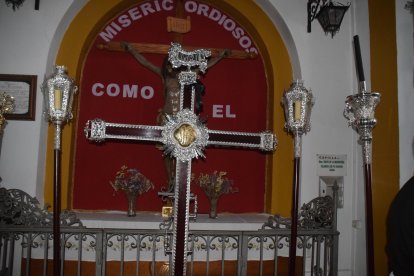 Cruz guía, faroles y ciriales preparados para procesionar.