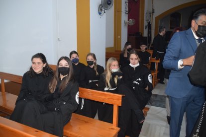 Los cofrades estaban preparados en el interior del templo para procesionar.