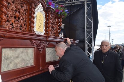 El capataz, dando la primera levantá por la madre de una costalera, fallecida.