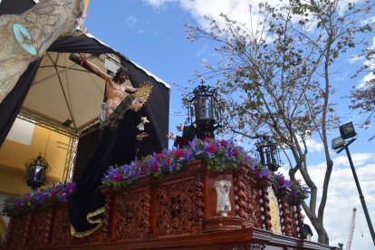 El paso de Misterio saliendo del tinglado donde estaba resguardado antes de procesionar.