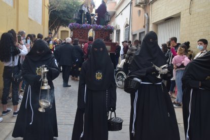  El equipo de incensario delante del paso.