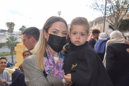 El pequeño Adrián preparado para salir con su hermandad.