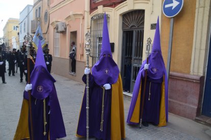 Representación de la hermandad de Jesús Nazareno y la Virgen de Los Dolores, Ángeles, Samuel y Mari Carmen.