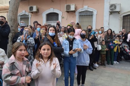 Vecinos de Pescadería arropando al Cristo del Mar a la salida de San Roque.
