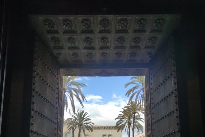 La puerta de la Catedral, abierta para la salida del Prendimiento.