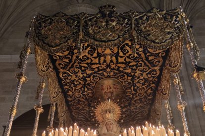 La Merced, con la candelaria encendida minutos antes de salir.