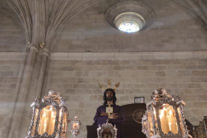 El Cautivo, con la túnica con la que llegó a Almería hace 25 años.