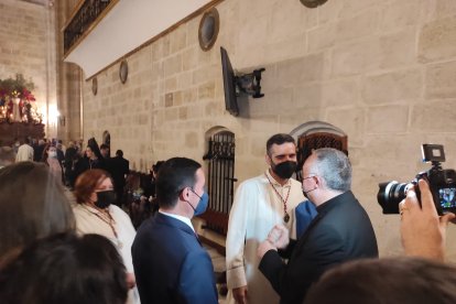 El alcalde, con su túnica, charlando con el obispo de Almería y el presidente de Diputación.