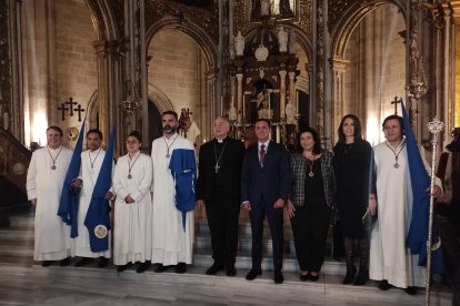 Representantes políticos junto al obispo.