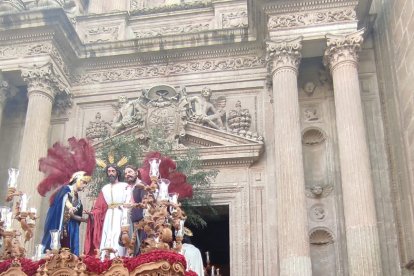 Los capataces del Prendimiento, en la milímetrica salida del paso.
