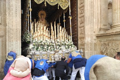La compleja salida del palio de la Merced.
