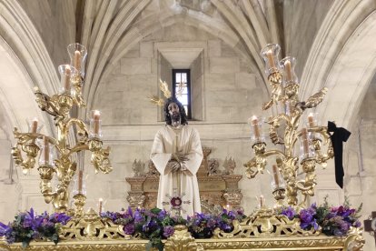 El capataz del Señor de las Penas, junto a su hijo.