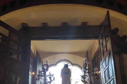 El Señor de las Penas, saliendo del Santuario.