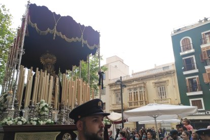 Escena inédita de la Semana Santa de Almería: el Rosario del Mar, por la plaza de los burros.