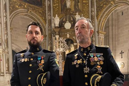 El delegado de Melilla de los Reales Tercios de España, con su padre, Antonio Löpez Tarifa, presidente de la Hermandad Nacional de los Legionarios de Honor.