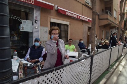 Las terrazas están siendo un buen lugar para ver con tranquilidad las procesiones.
