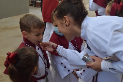 Ana González, dando de merendar al pequeño nazareno.