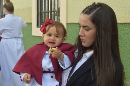 Gema, con la pequeña Rocío que estaba de merienda, a la que portó durante toda la tarde.