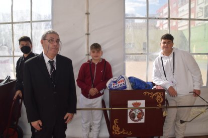 Antonio Montesinos, muchos años de apoyo al paso de la Virgen, con los jóvenes Antonio y Luis.
