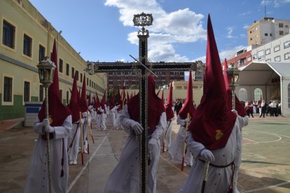 Cruz guía que estrenaba Coronación en este histórico desfile procesional.