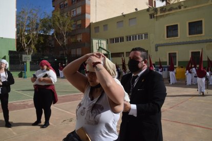 Uno de los contraguías ajustando el costal a una de sus costaleras.