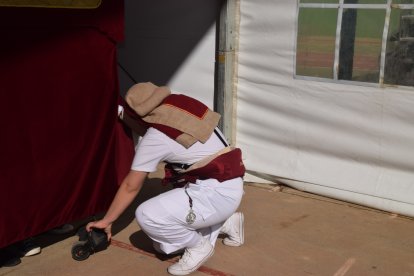 Retirando las ruedas del paso del Cristo antes de comenzar los costaleros a cargar.