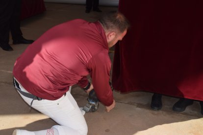 El descalzo del paso del paso de Misterio marca el inicio de la maniobra de salida a la calle.